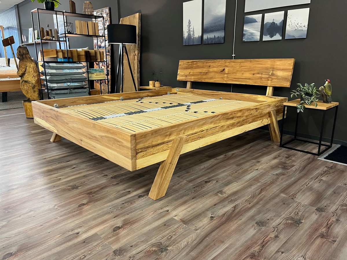 Massivholzbett Timber von Möbel Specht aus Kernbuche mit schwebender Optik bis zu einer Liegefläche von 300 x 220 cm - Bild 1