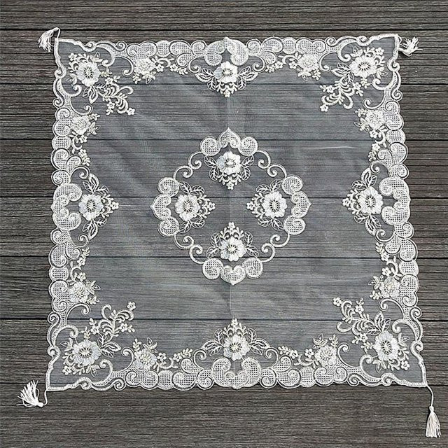 Runde Tischdecke mit europäischer Goldfadenstickerei und floralem Design in Weiß und Gold, Durchmesser: 85 cm - Bild 1