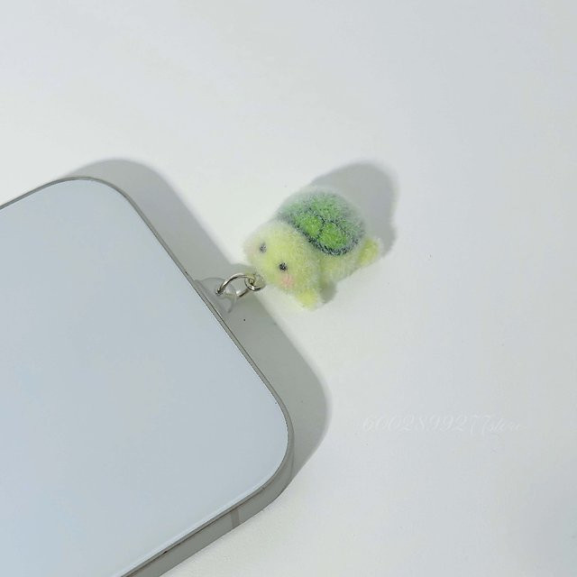 Kawaii Plüsch Schildkröte USB-C Staubschutz Stecker in Grün für Android als Schlüsselanhänger und Tabletop Zubehör - Bild 1