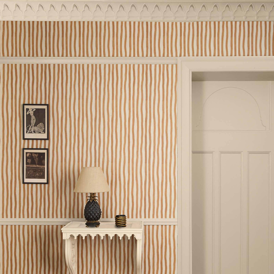 House of Hackney Tapete Artists Stripe in Amber mit abstraktem Streifenmuster und Non-Woven-Material - Bild 1