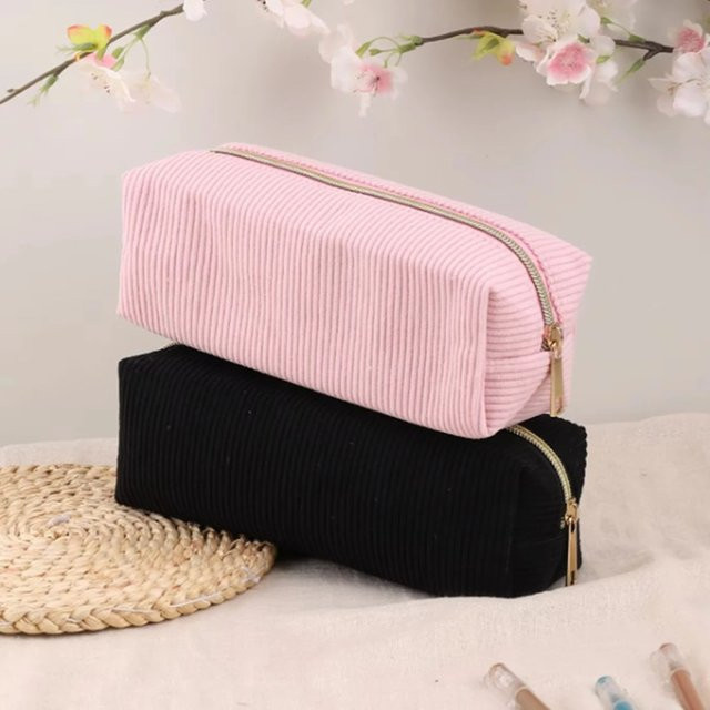 Einfarbiges Federmäppchen aus Textil in Lila mit großem Fassungsvermögen und Reißverschluss - Bild 1