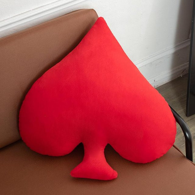 Yiran Health & Beauty Poker Plüschkissen mit Herz- und Karo-Design in Rot und Schwarz, weich gefülltes Squishy-Kissen zur Dekoration für Sofa, Stuhl oder Bett - Bild 1