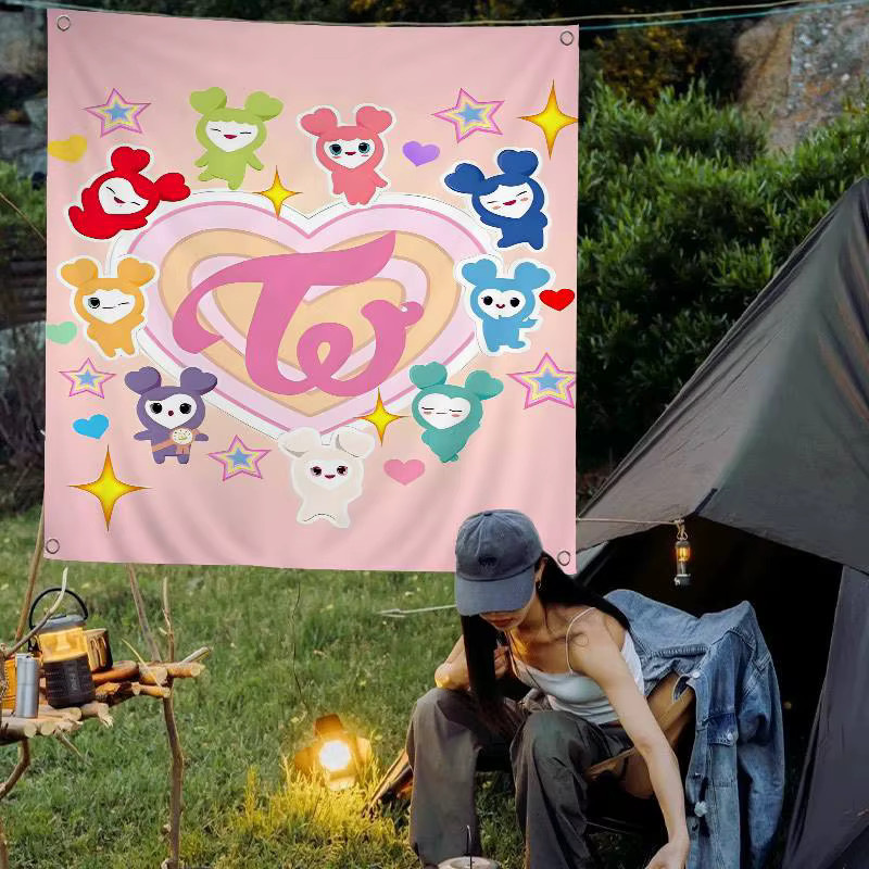 Potdemiel Kpop Twice Cartoon Wandbehang in Multicolour als dekorativer Banner für deine Raumdekoration - Bild 4