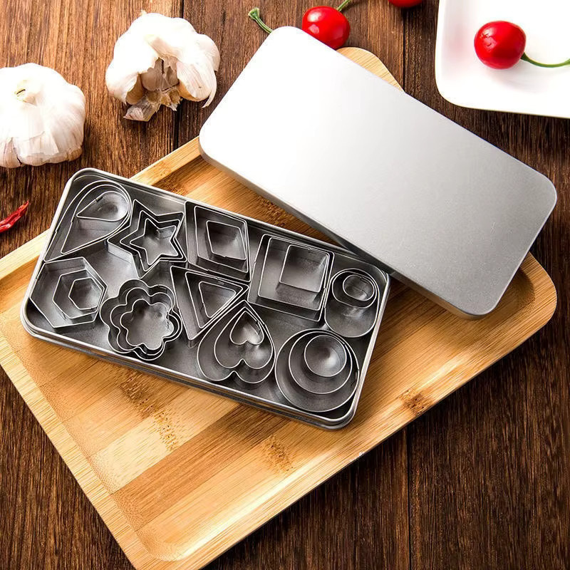JUSTINLAU Ausstechformen Set aus Edelstahl in Silber, 30 Teile mit Herz, Stern, Blume und geometrischen Formen für Keks, Gebäck und Fondant - Bild 2