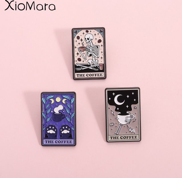 Anstecknadel Kaffee-Tarot Emaille, Kaffeetasse, Totenkopf, Katzenpfote, Bunt, Unisex - Bild 1
