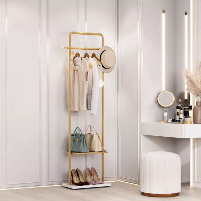 Wisfor Garderobenständer Post Tree in Gold aus Metall mit Marmorsockel und Haken im modernen Design - Bild 1
