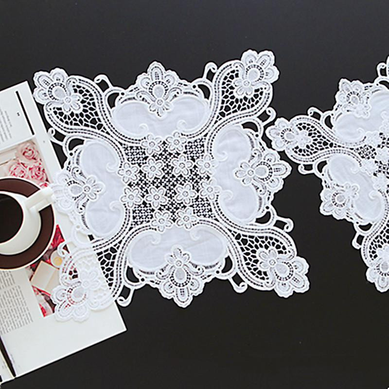 Tischset aus Baumwolle mit Stickerei im britischen Stil, Weiß, B/T: 30 x 30 cm - Bild 3