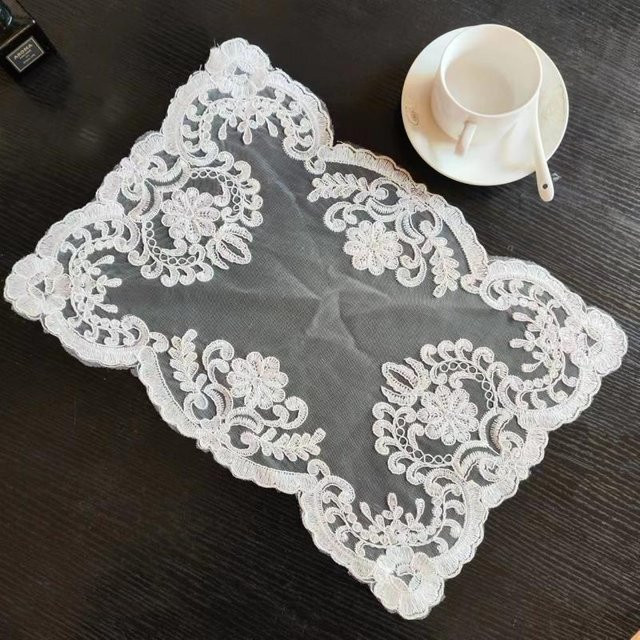 Rechteckige Tischdecke mit Stickerei aus Baumwolle in Grau, B/T: 43 x 29 cm - Bild 1