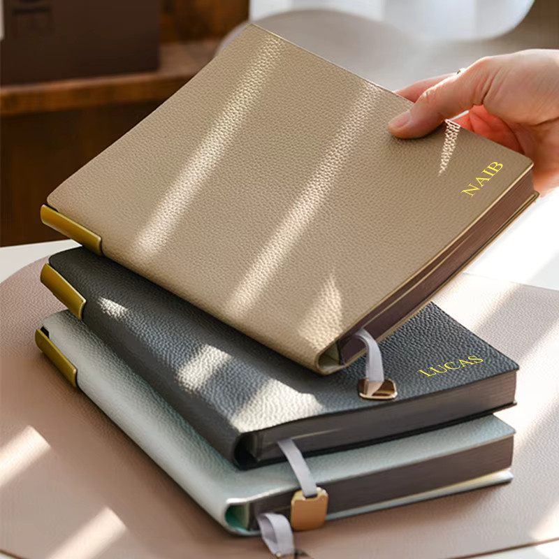 Personalisierbares GZGUANDA Notizbuch aus PU-Leder in A5, grün, Hardcover mit linierten Seiten - Bild 2