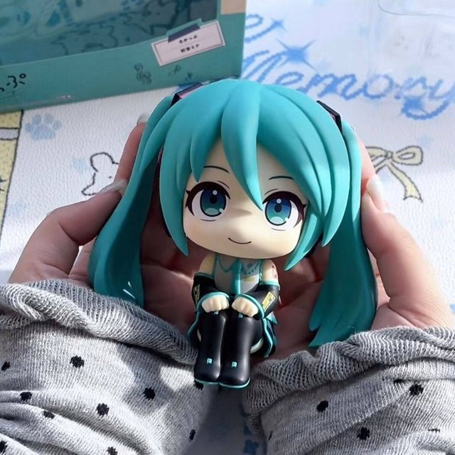 Bandai Hatsune Miku Q-Version Figur, Sitzende Puppe, 8cm - Bild 1