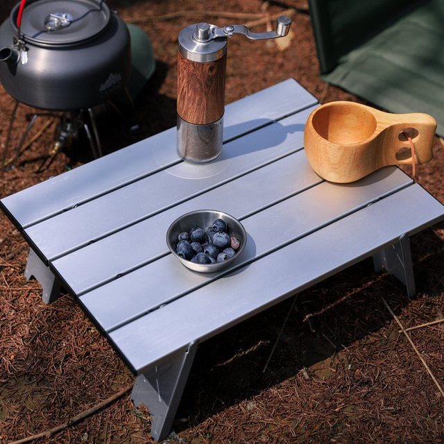 Tragbarer faltbarer Mini-Campingtisch in Silber für Outdoor, Picknick und Strand - Bild 1