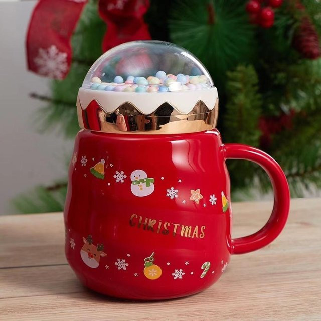Weihnachtliche Keramiktasse mit Deckel von Yiran Furniture in Rot, 450,5 ml - Bild 1
