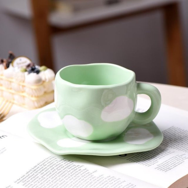 Handbemaltes Keramik Kaffeetassen-Untertassen-Set von Yiran Furniture in Weiß und Grün mit Wolken-Design - Bild 1