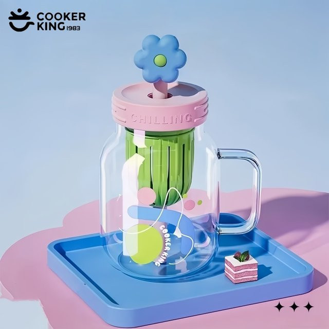 COOKER KING Glastasse mit Blumen-Strohhalm-Deckel und Teesieb, transparenter Wasserbecher in Blau, 800 ml - Bild 1