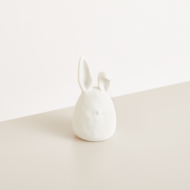 BLUME2000 Keramik Hase als Osterdeko in Weiß mit geknicktem Ohr, Größe: Höhe 13,0 cm x Breite 6,5 cm x Tiefe 1,0 cm - Bild 1
