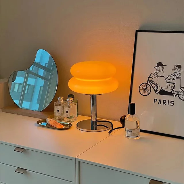 Lyfs Macaron Nordic LED Tischlampe aus Glas und Metall in Gelb, Weiß und Silber mit warmweißem Licht für Wohnzimmer, Esszimmer und Schlafzimmer - Bild 1