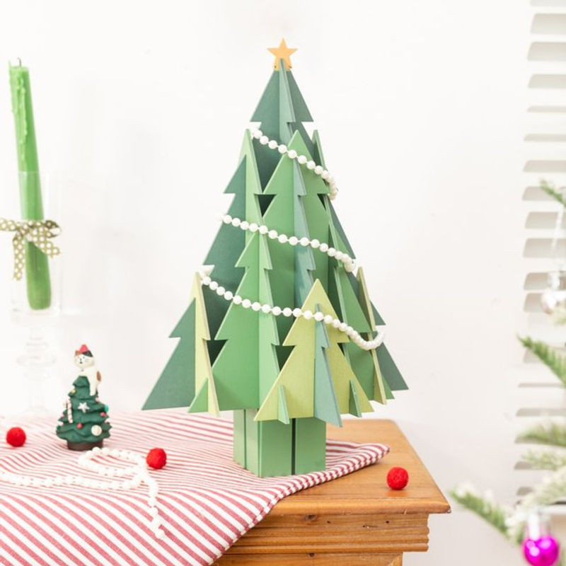 Kreative DIY Holz-Weihnachtsbausteine in Tannenbaumform als skandinavische Deko in Braun und Grün - Bild 1