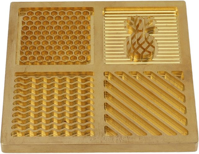 Personalisierte quadratische Eiswürfelform aus Messing von mfySpace in Braun und Gold für Cocktails und Whiskey - Bild 1