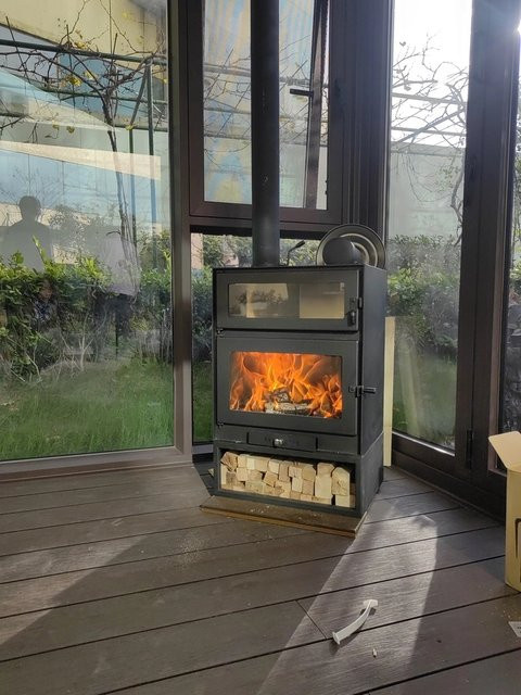 YunlinLi Gusseisen-Kaminofen mit Backofen und Hochtemperaturglas in Schwarz für Innenräume von 30-60 m2 - Bild 1
