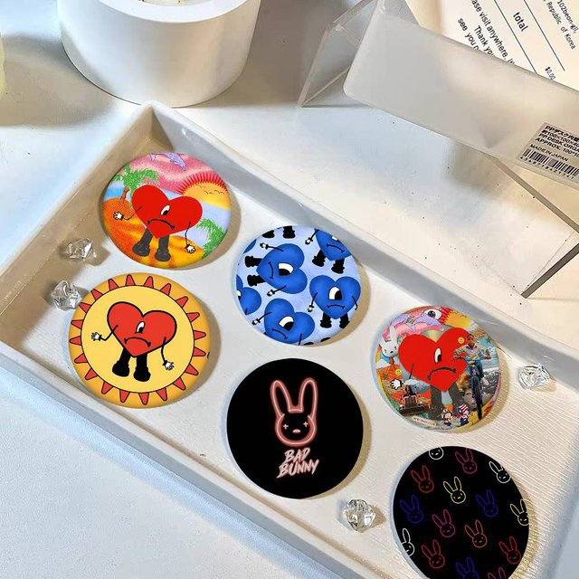 Bilibili Brosche Bad B-Bunny, Bunt, Verspielt - Bild 1