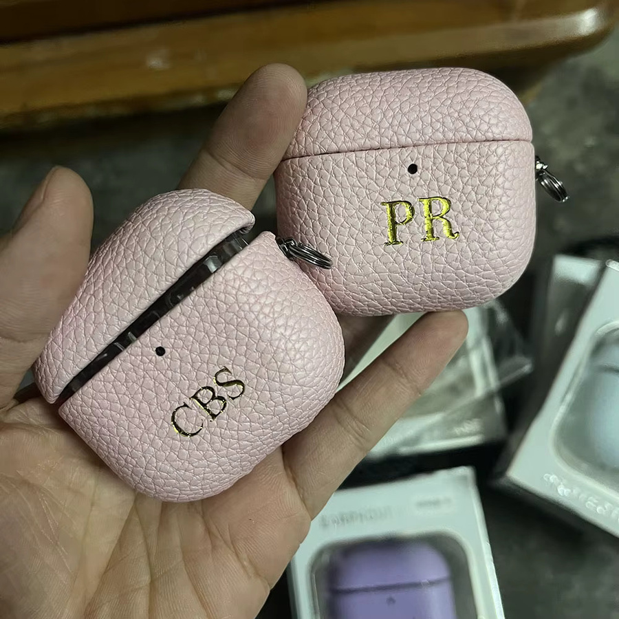 Individuelle Airpods Schutzhülle mit personalisierten Initialen und Litschi-Hautmuster in Grau inklusive Schlüsselanhänger für Apple Airpods 1, 2, 3, 4 und Pro 2 - Bild 1