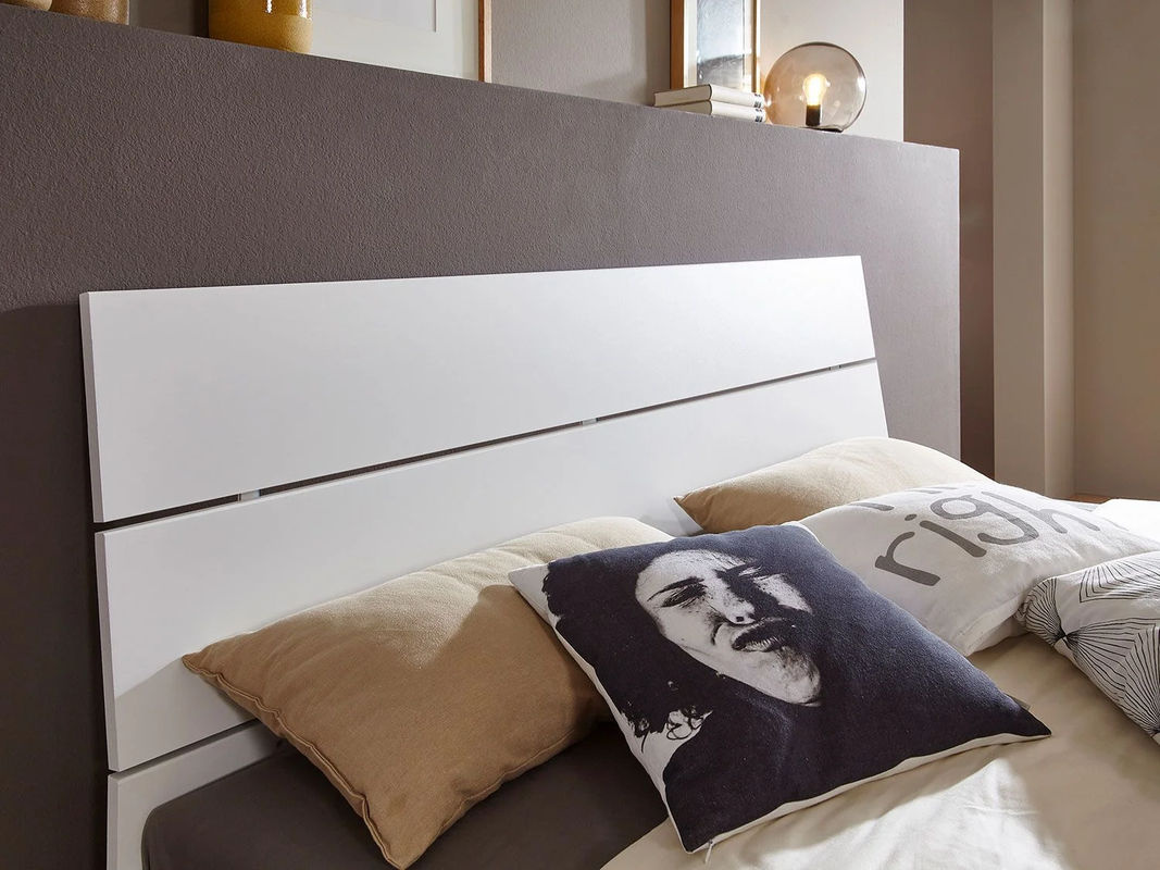 RAUCH Scala Futonbett in Alpinweiß mit Dekor-Kopfteil und 6 Schubkästen, B/T/H: 160 x 200 x 165 cm - Bild 3