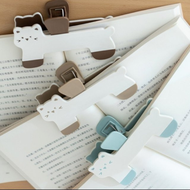 Blauer PP-Clip in Katzenform mit langem Schwanz als praktischer Verschluss für Bücher und Bürobedarf - Bild 1