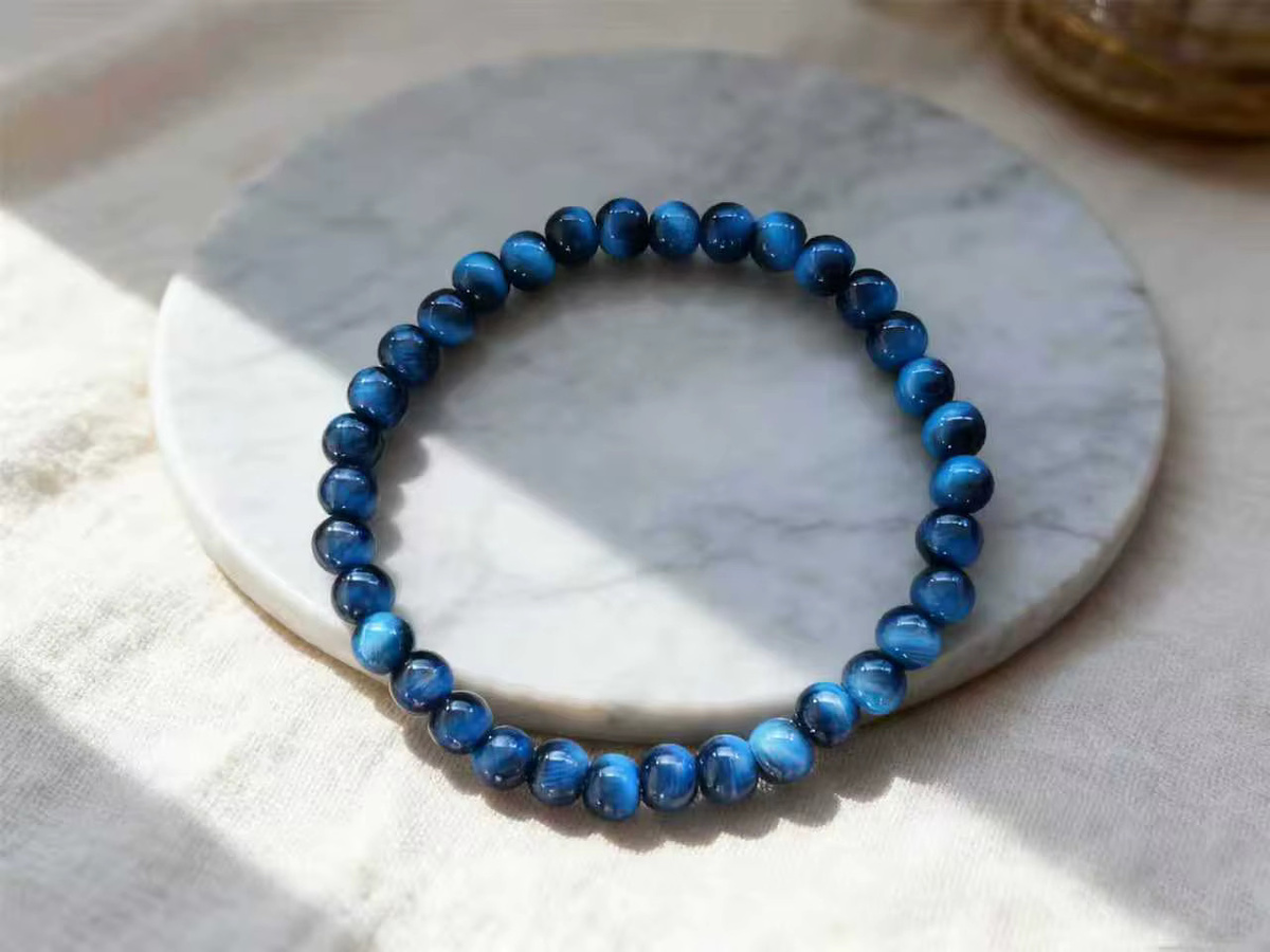 Armband blaues Tigerauge-Glasimitat, Unisex, 6/8/10 mm - Bild 3