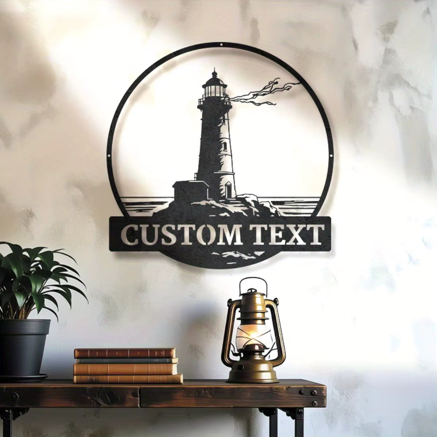 Personalisiertes Metallschild mit Leuchtturm-Silhouette von Hello Young in Schwarz als maritime Wandkunst für dein Zuhause oder den Garten - Bild 3