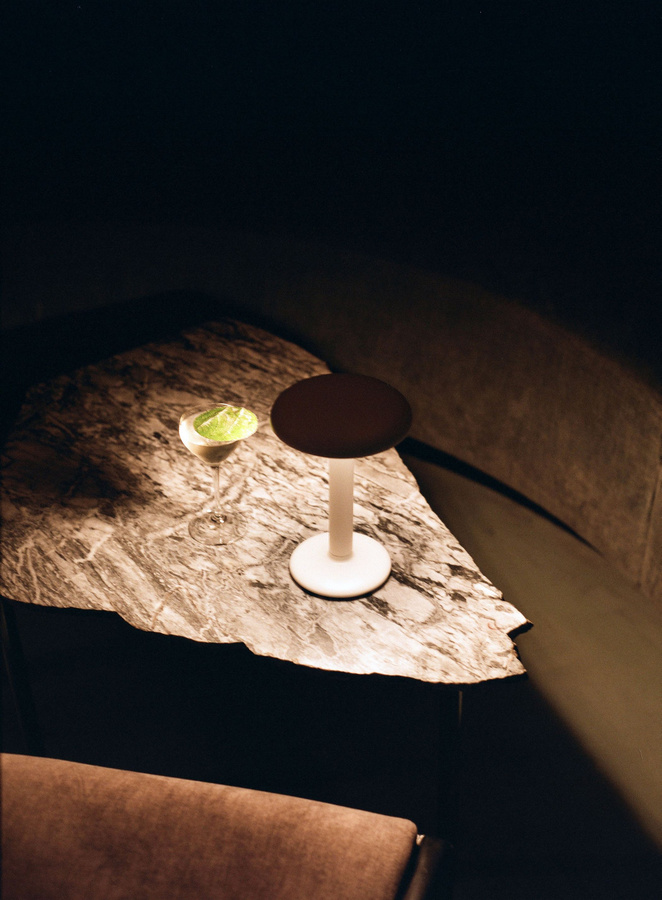 Flos Gustave Outdoor Akkuleuchte in Weiß mit dimmbarer LED für Garten, Terrasse und Balkon - Bild 3
