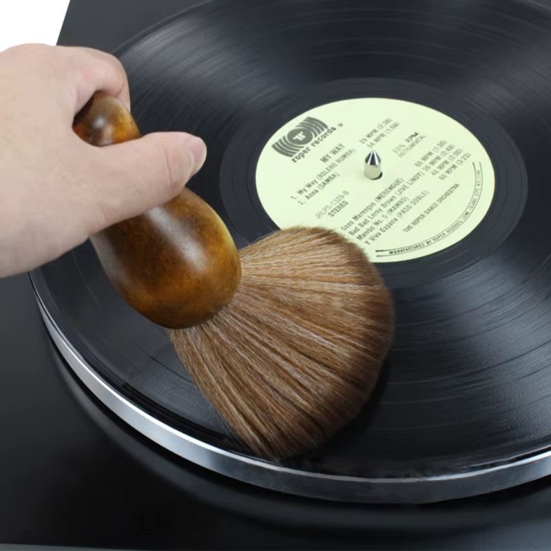 Antistatischer Schallplatten-Staubentferner und Reinigungsbürste für LP-Vinyl-Platten und Tonabnehmer in Braun - Bild 2