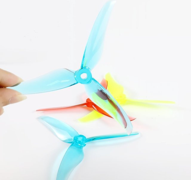 T-Motor T5146 5 Zoll 3-Blatt-Propeller für FPV Racing Drohnen, 4 Stück, rot/multicolour, CW/CCW kompatibel - Bild 1