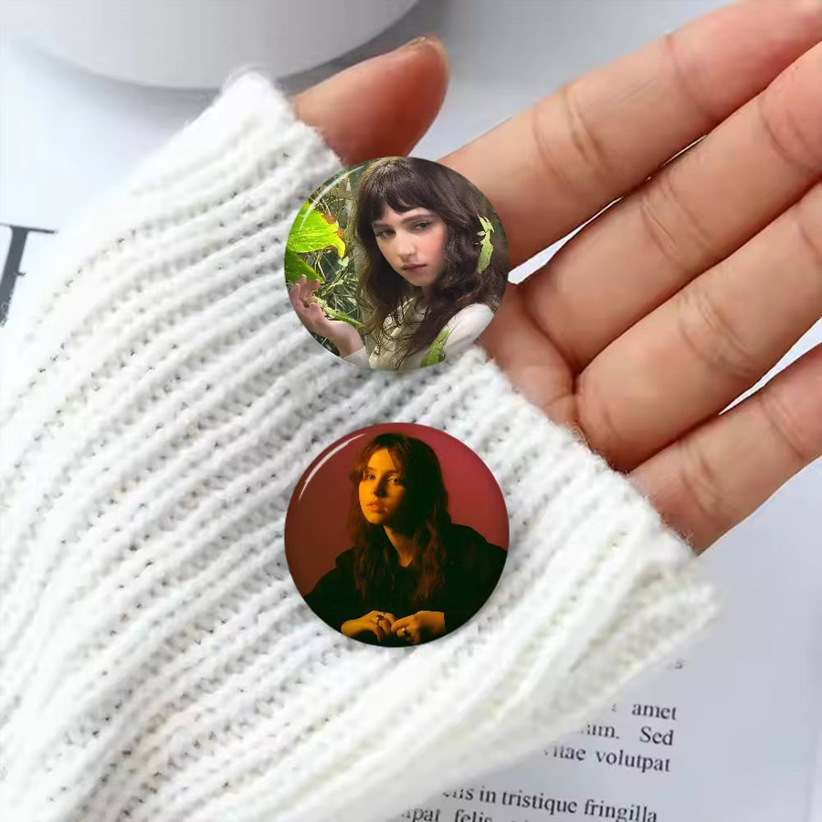 Mesuca Charm Singer C-Clairo Anstecknadeln aus Metall, rund, Multicolour - Bild 4