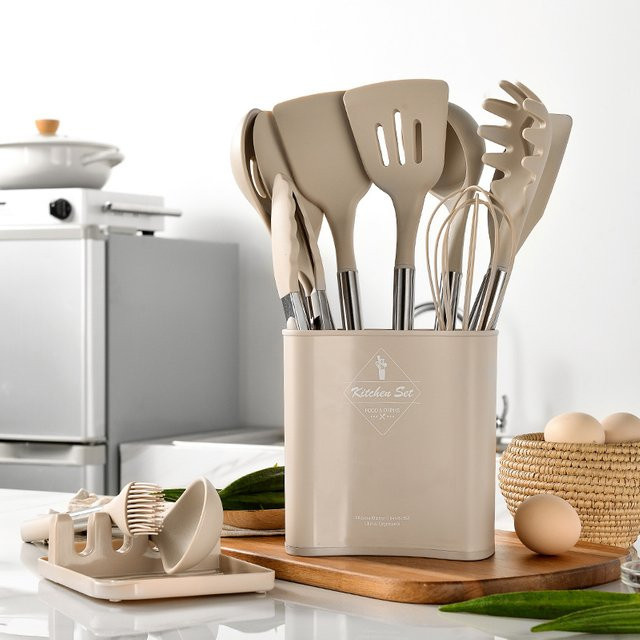 JAOER 13-teiliges Kochutensilien-Set aus Silikon mit Edelstahlgriff in Grau und Beige, kratzfestes Küchengeschirr-Set mit Spatel und Rührbesen - Bild 1