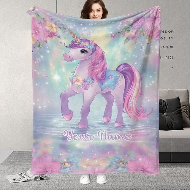 ZIZ Decke mit individuellem Namen im Einhorn-Blumenmuster in Rosa und Lila - Bild 1