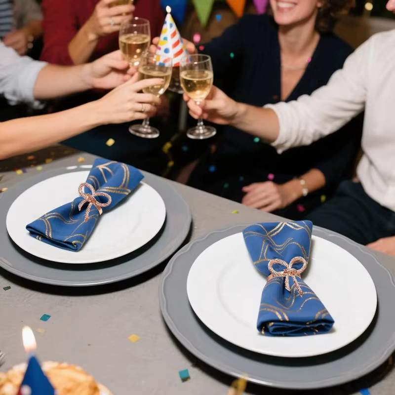 Gatherings Accessories Schleifenknoten-Serviettenringe aus Metall in Gold für elegante Tischdekoration - Bild 2