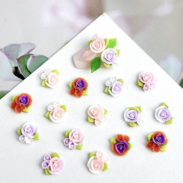 3D-geschnitzte Rosenharz-Nagelanhänger, leuchtende Blumen mit Blättern, 30 Stück - Bild 1