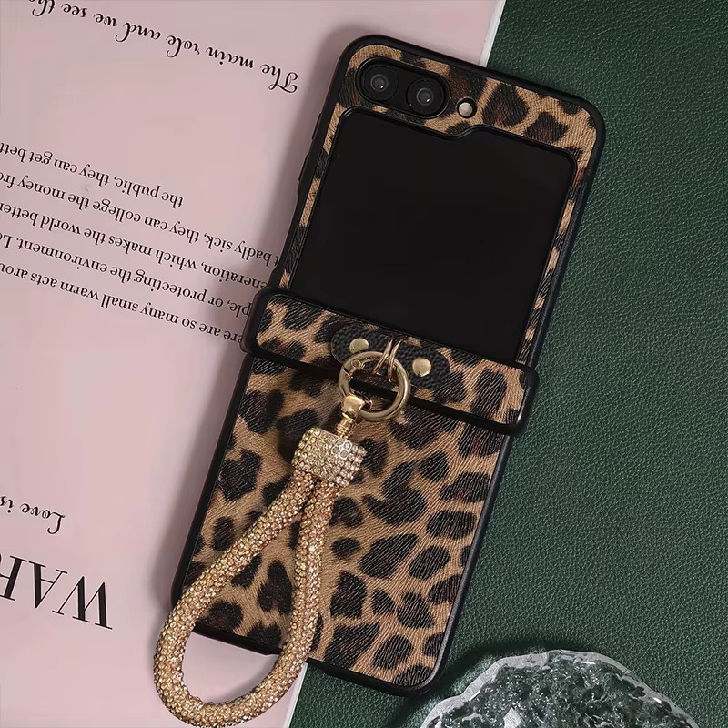 Leoparden-Lederhülle mit diamantbesetztem Trageriemen für Samsung Galaxy Z Flip 8, 7, 7 FE, 6, 5, 4, 3 5G in Braun - Bild 4