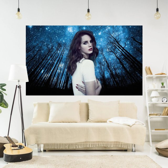 Lana Del Rey Wandteppich Hippie Kunstvoller Druck für deine Heimdekoration Breite: 74 cm, Höhe: 94 cm - Bild 1