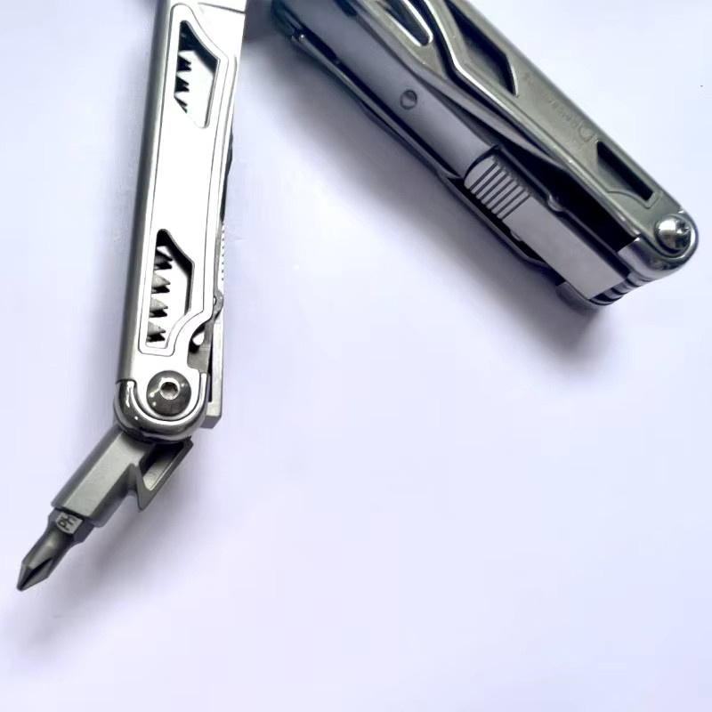 Daicamping DL1 Extra Cutter Multifunktionales EDC Multitool aus Edelstahl in Silber mit Schere, Säge, Klemme und Zange - Bild 2