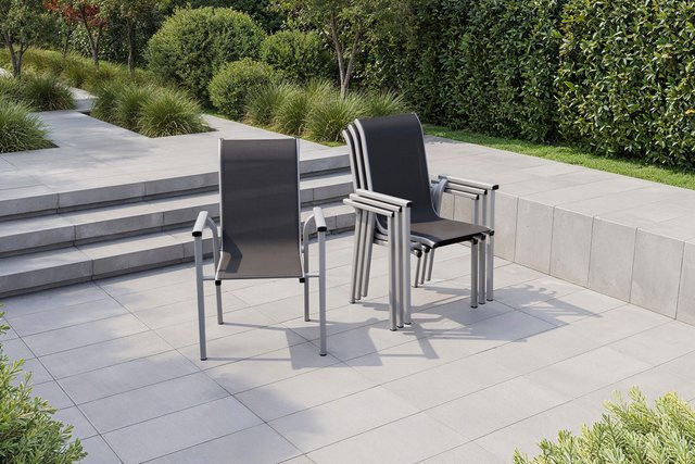 Kettler BasicPlus Pro Stapelsessel 4er-Set in Silber/Anthrazit aus Aluminium und Polyester für Garten, Balkon und Terrasse, B/T/H: 70 x 65 x 99 cm - Bild 1