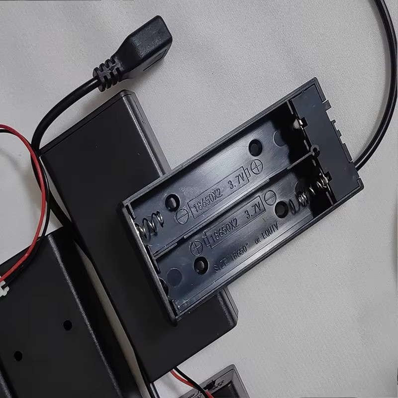 JCD 18650 Batteriehalterbox in Schwarz mit 2 Steckplätzen, Schalter, Abdeckung und Anschlüssen für PH2.0, XH2.54, DC5.5x2.1 und USB 2.0 - Bild 5