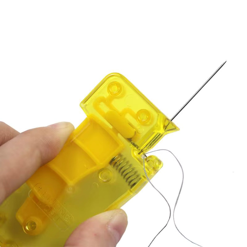 Automatischer Nadeleinfädler in Gelb aus Kunststoff für Handnähmaschinen und Kreuzstich-DIY-Projekte - Bild 3