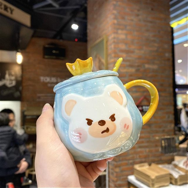 Keramiktasse Yiran bag im koreanischen Cartoon-Design mit Deckel, Löffel und Strohhalm, 380 ml, Farben: Pink, Blau, Grün - Bild 1