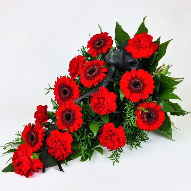 Blumenversand Edelweiß Arrangement Gerbera Carnation Greenery Mixed Red Sympathy and funeral - Bild 1