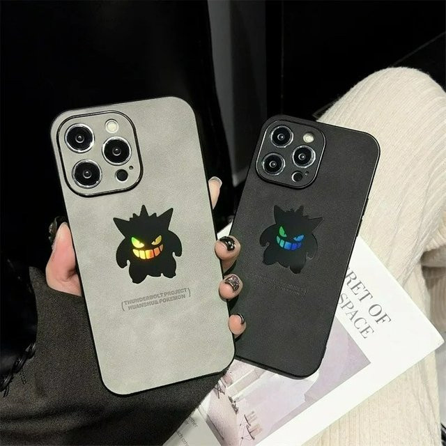 Potdemiel iPhone Schutzhülle mit Cartoon Anime Gengar Design in Grau, Ledertextur und Laser-Effekt, stoßfest für iPhone 17 Air bis iPhone 8 Plus - Bild 1