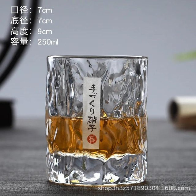 Handgefertigtes Kristallglas Weinglas mit Hammerschlag-Design von Yiran Furniture in Transparent - Bild 1