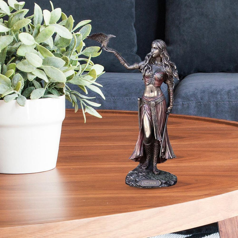 MOONBIFFY Harzstatue Morrigan die keltische Göttin mit Krähe und Schwert in Bronze-Finish, Höhe: 15 cm - Bild 3