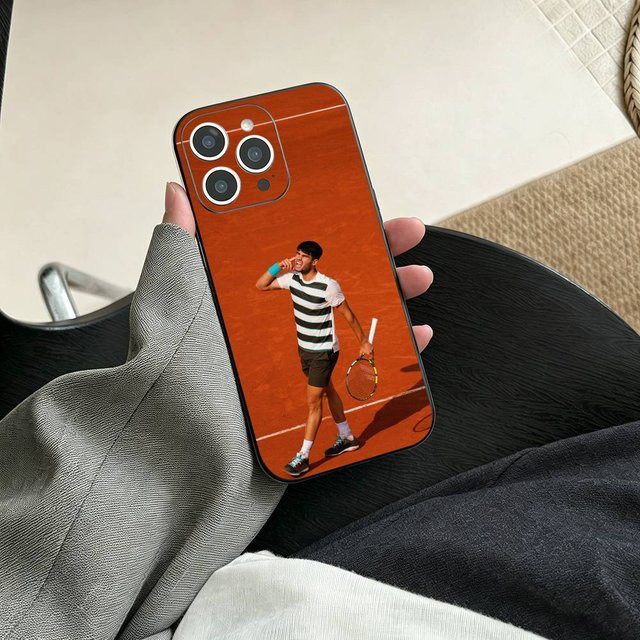 Schwarze Handyhülle mit Carlos Alcaraz Motiv für Apple iPhone 11 bis iPhone 17 Modelle - Bild 1