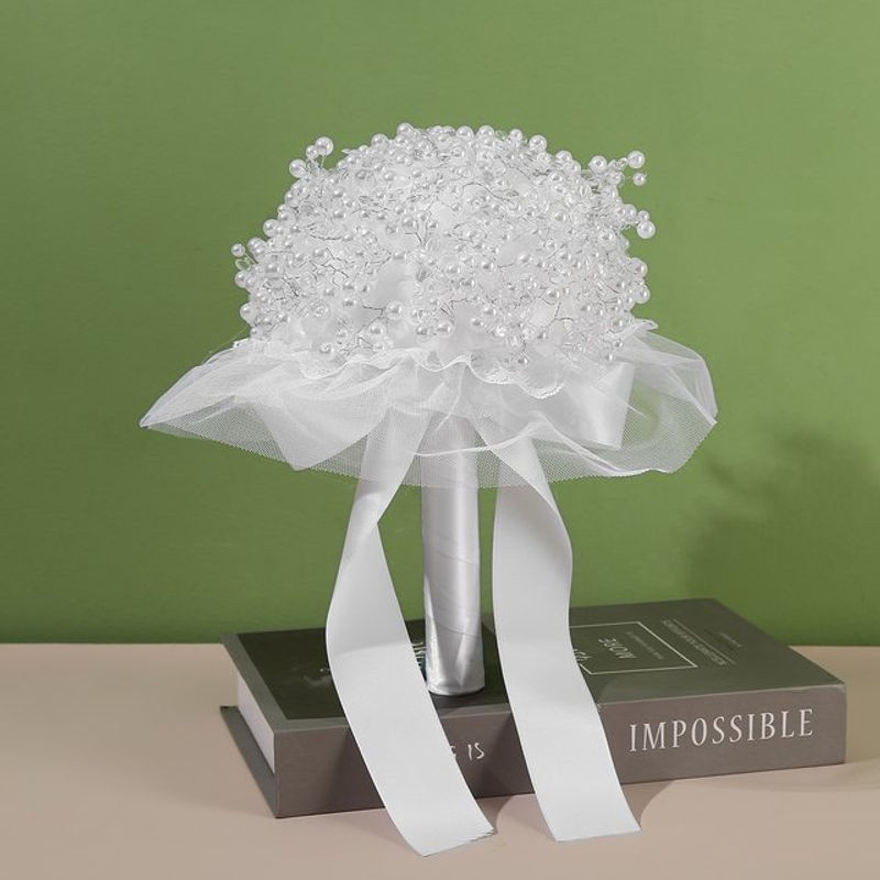 Ästhetischer Strauß künstlicher Blumen in Weiß mit Perlen-Details für Hochzeiten und Verlobungen von TRUE LOVE GIFT - Bild 1